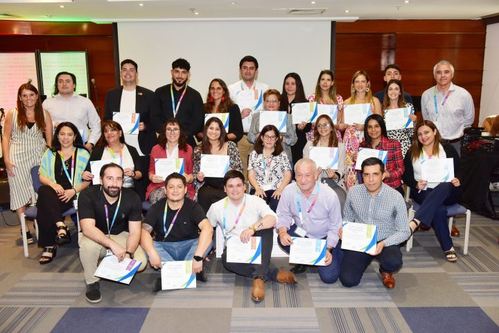 Equipo del CAM Santiago recibe reconocimientos por representar «Pilares de la Cultura de la CCS» en 2023