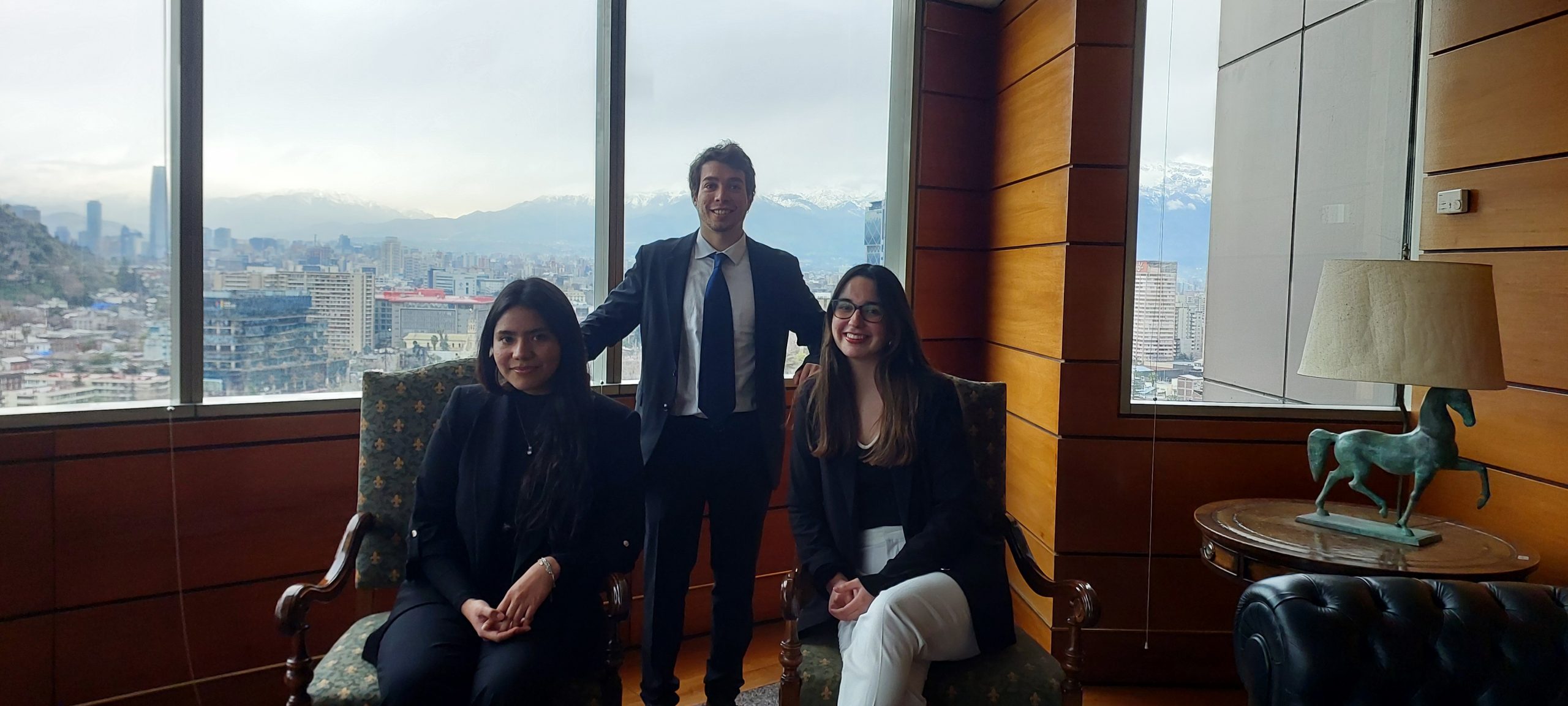 Estudiantes de la UCH, PUC y UNAB realizan pasantías de primavera en el CAM Santiago