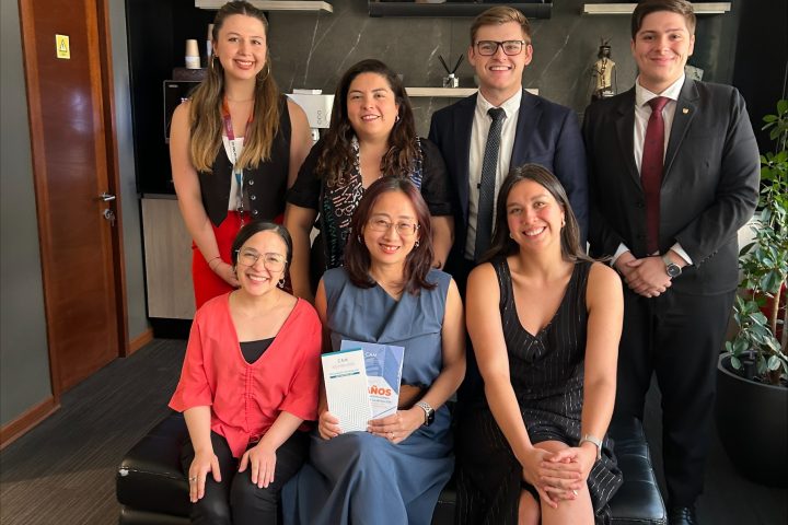 Equipo del CAM Santiago recibe la visita de mediadora singapurense